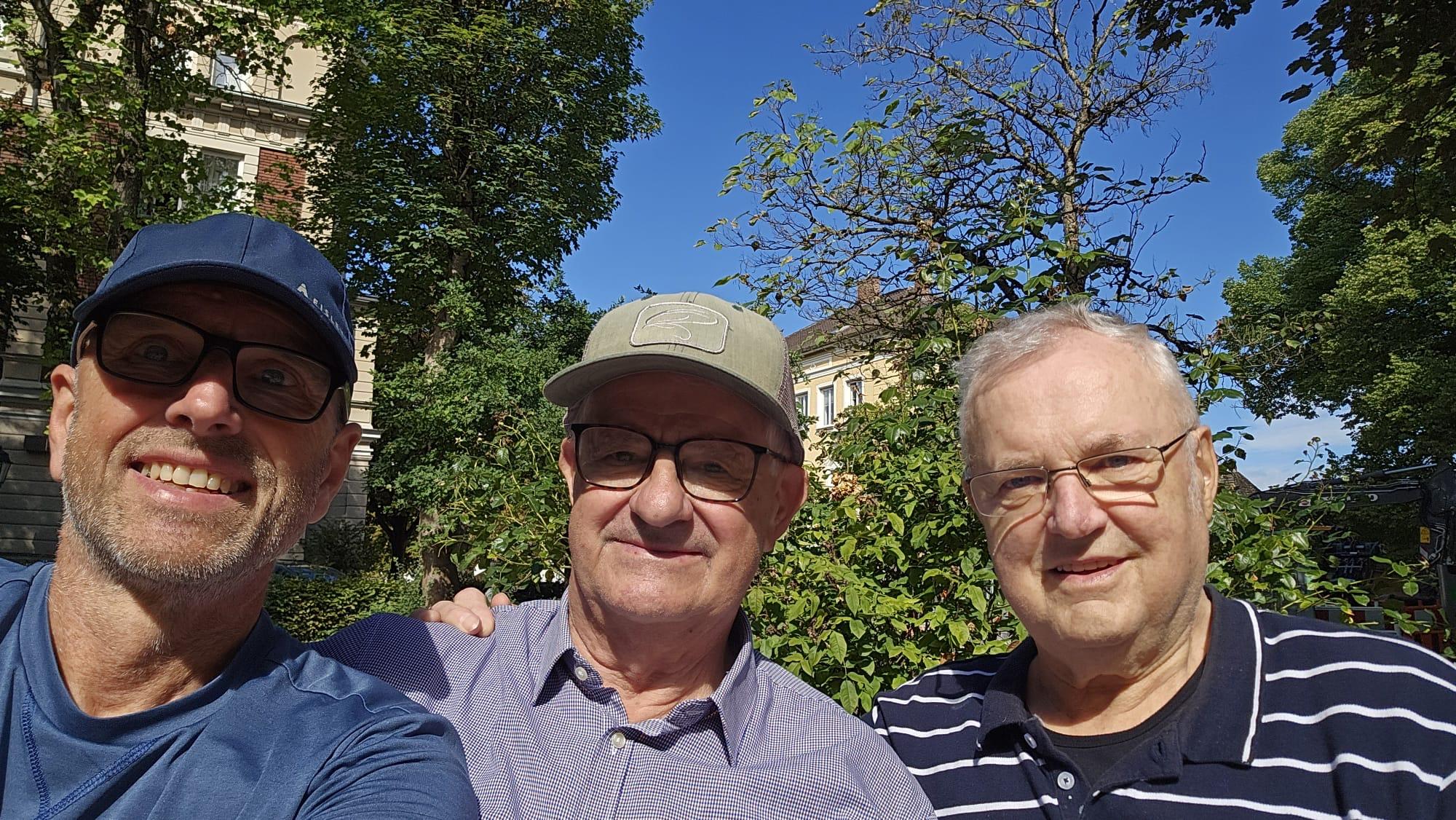 Einfach Platz nehmen und miteinander ins Gespräch kommen: Beim ersten „Ratsch auf der Bank“ nutzten Bürger die Gelegenheit zum persönlichen Austausch mit Seniorenbeirat Horst Trüdinger (rechts).