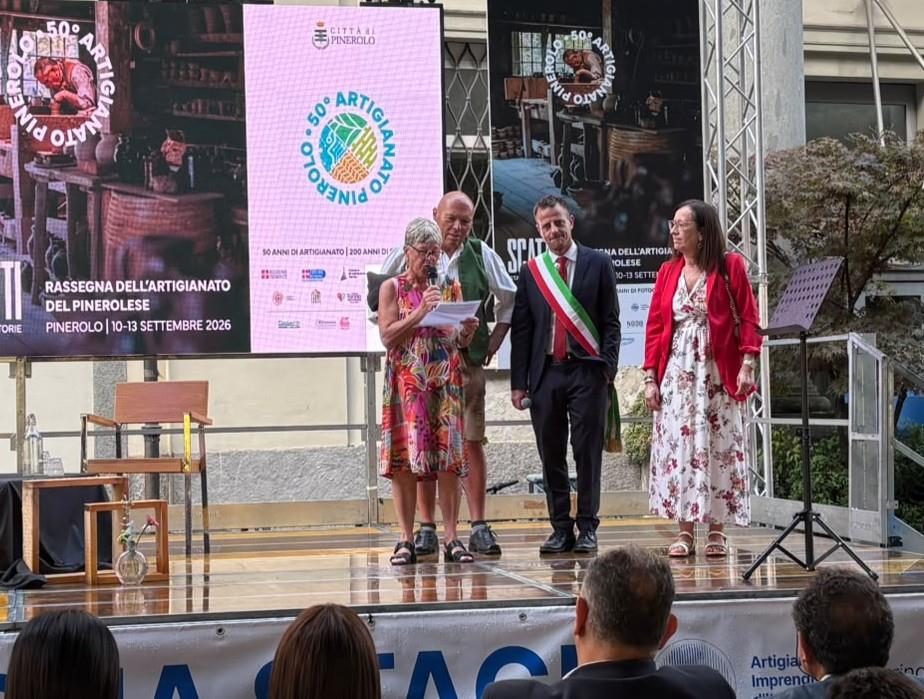 Burgi Mörtl-Körner sprach zur Eröffnung der Messe in Pinerolo ein kurzes Grußwort auf Italienisch. Mit auf der Bühne (v. l.) Partnerstädte-Beauftragter Wilfried Schott, Pinerolos Bürgermeister Luca Salvai und Tiziana Alchera, Präsidentin des Stadtrats. (Foto © Corrado Bordignon)