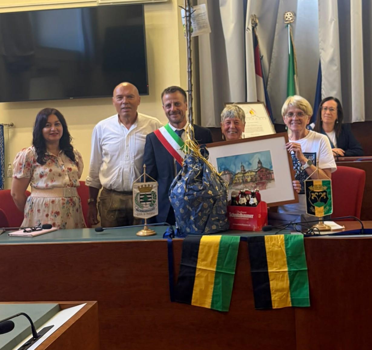 Beim Jubiläums-Festakt im Rathaus wurden zahlreiche Geschenke ausgetauscht. V. l.: Lia Bianco (Mitarbeiterin der Stadtverwaltung in Pinerolo zuständig für Jugend und Bildung), Wilfried Schott, Luca Salvai, Burgi Mörtl-Körner, Ursula Lay und im Hintergrund Tiziana Alchera (Foto © Stadt Pinerolo)