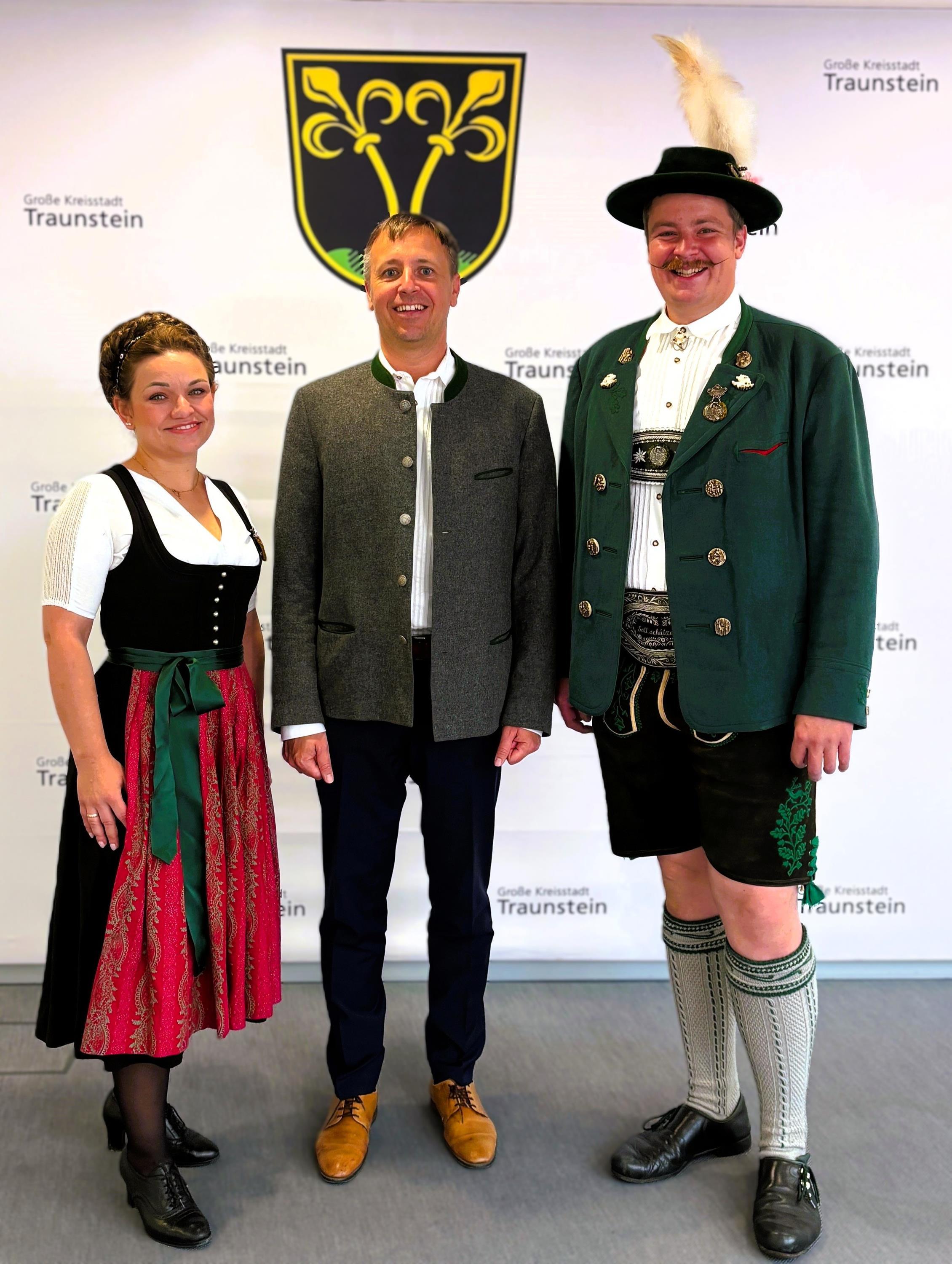 Traunsteins Oberbürgermeister Dr. Christian Hümmer (Mitte) sagt auch ohne Schirm „ja“. Da für das 100-jährige Gründungsfest des GTEV Eschenwald Rettenbach im kommenden Jahr noch die wichtige Aufgabe des Schirmherrn nicht vergeben war fragten Franz und Ramona Maier niemand geringeren als das Traunsteiner Stadtoberhaupt der sich sehr über diese ehrenvolle Aufgabe freute.