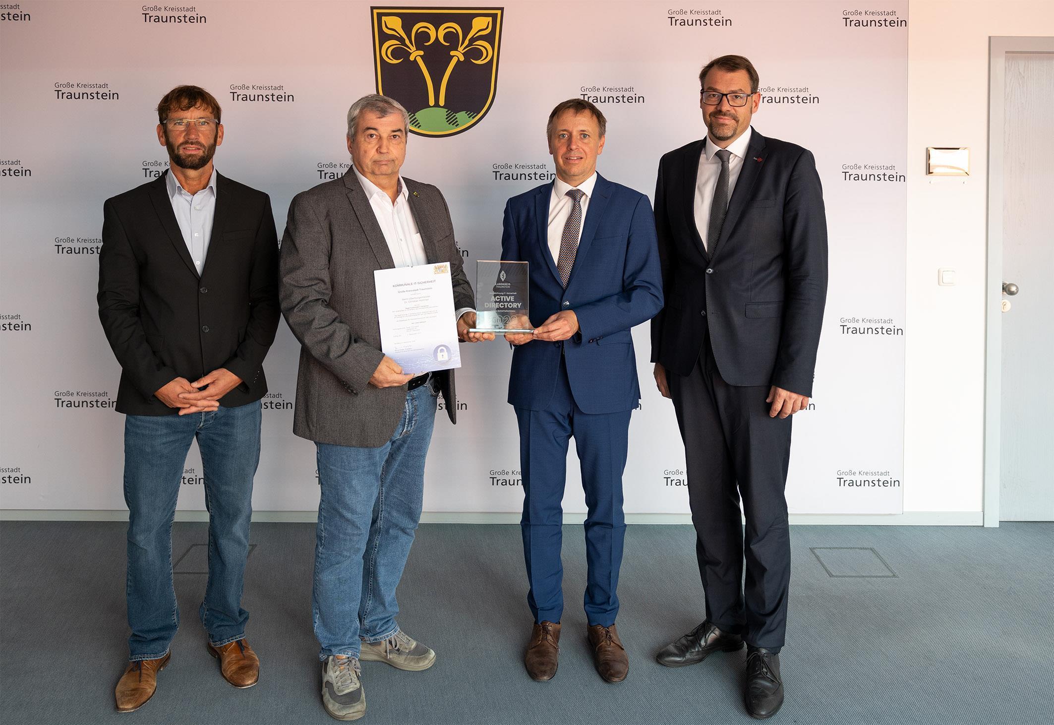 In punkto Cybersicherheit ist die Stadt Traunstein auf der Höhe der Zeit. Nach umfas-senden Prüfungen übergab der IT-Sicherheitsbeauftragte der Stadt und des Land-kreises das LSI-Siegel 4.0 und einen Sonderpreis (von links): IT-Sicherheitsbeauftragter Claus Hofmann, Klaus Pilger (Leiter der IT-Abteilung der Stadt Traunstein), Oberbürgermeister Dr. Christian Hümmer und Geschäftsleiter Mi-cha Thomas. (Foto: Große Kreisstadt Traunstein)