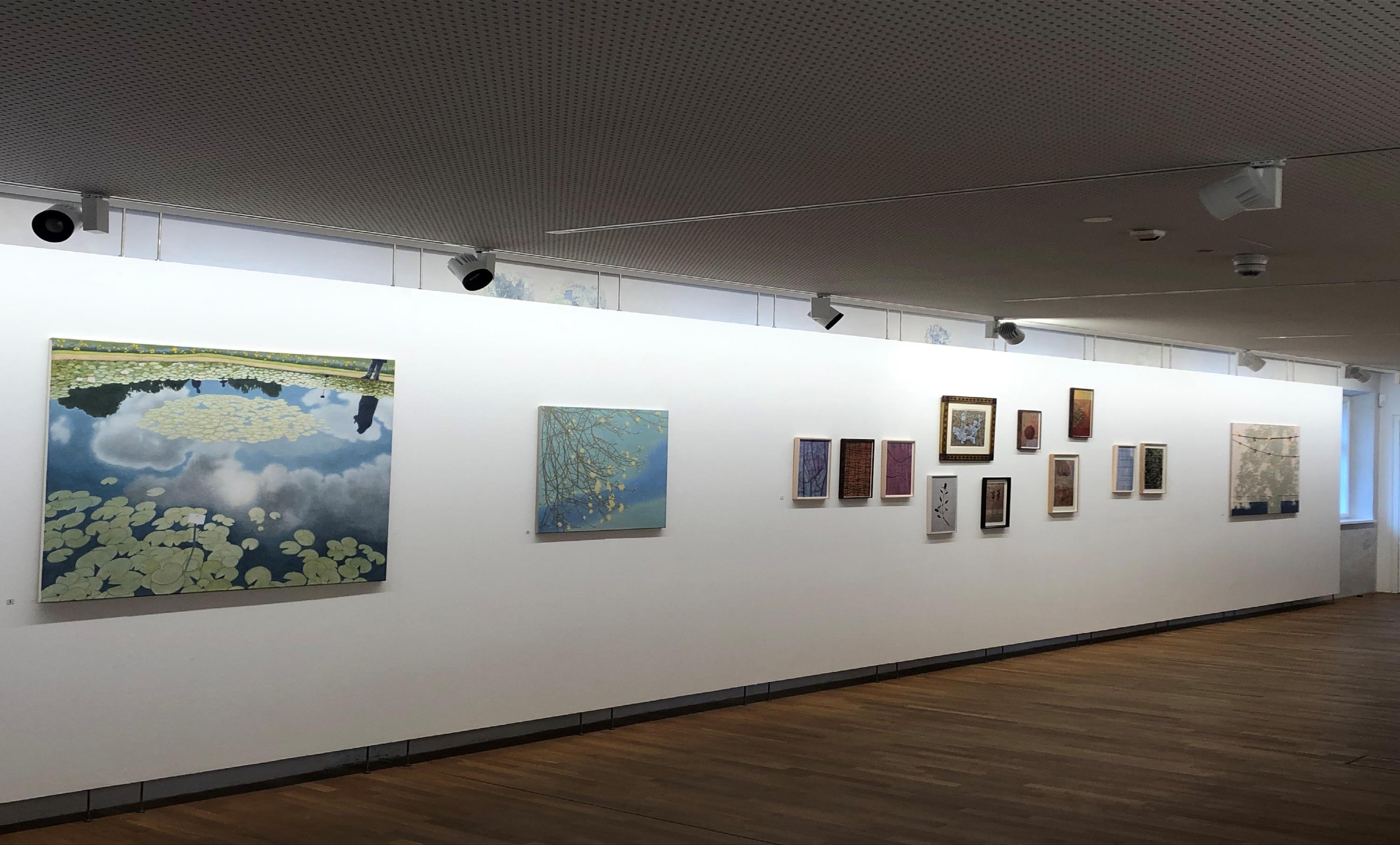 Noch bis einschließlich Sonntag, 11. Oktober, ist die Ausstellung „Zwischen Sphären“ in der Städtischen Galerie im Kulturforum Klosterkirche zu sehen. Um 16 Uhr führen die vier Künstlerinnen durch die Ausstellung. (Foto: Städtische Galerie Traunstein)