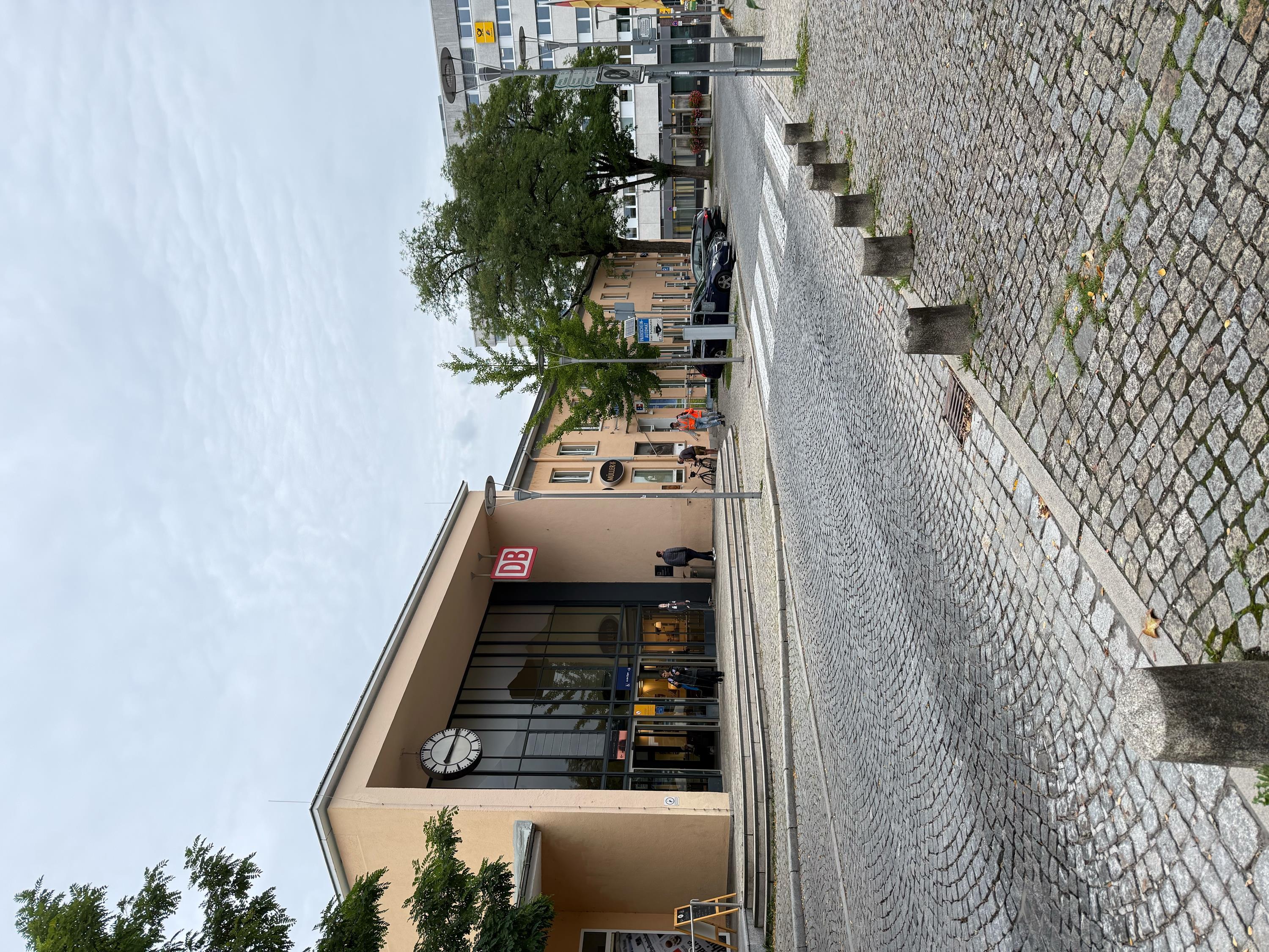 Der Bahnhofsvorplatz in Traunstein wird asphaltiert und wird deshalb in den Ferien eine Woche lang gesperrt.  