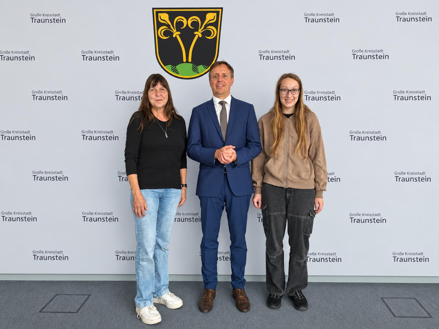 Auf dem Bild von links nach rechts: Dorothee Weiß (Leitung Städtische Kinder-tagesstätte „Balthasar-Permoser“ in Kammer), Oberbürgermeister Dr. Christian Hümmer, FSJlerin Miriam Gallinger.