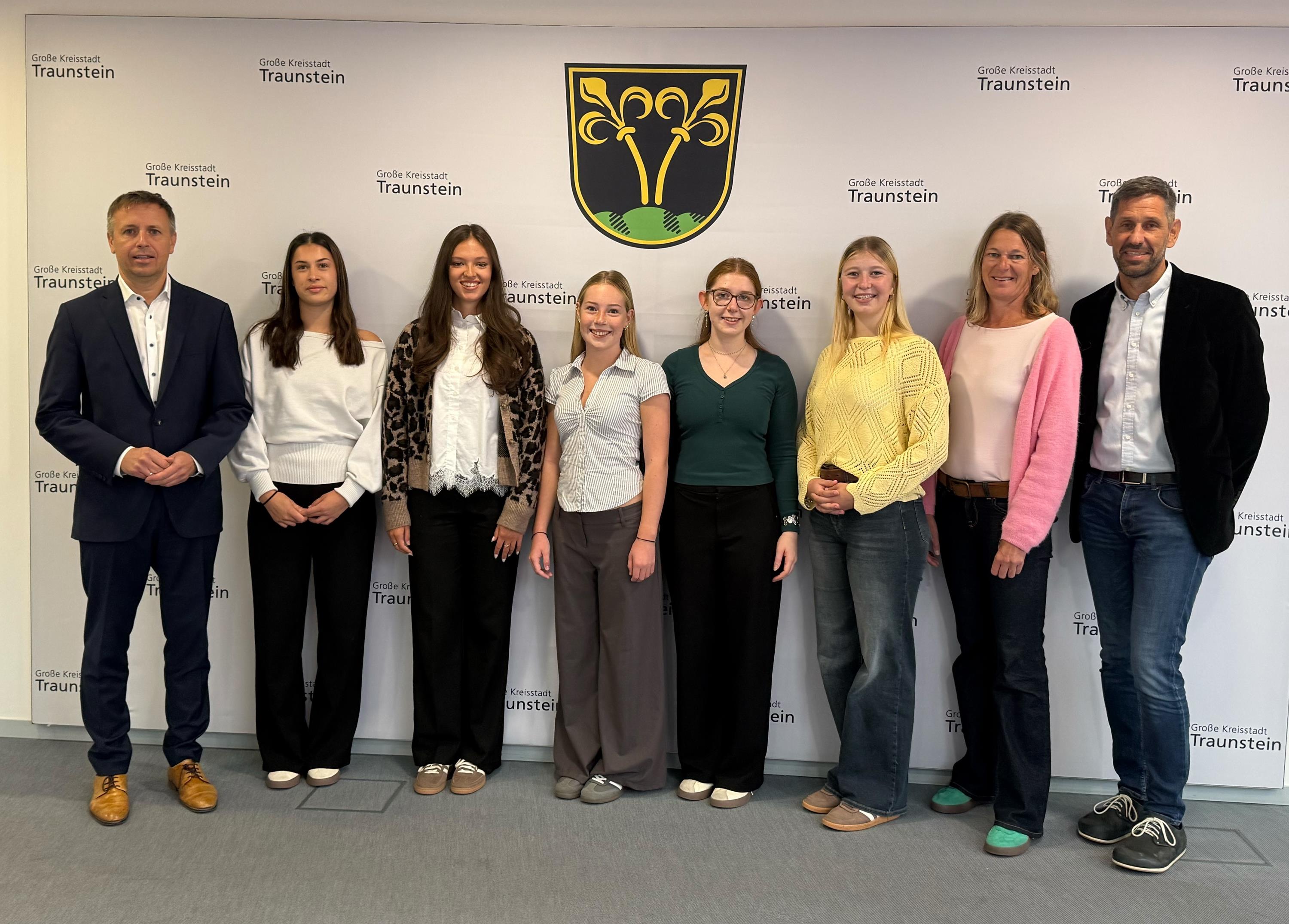 Auf dem Bild von links nach rechts: Oberbürgermeister Dr. Christian Hümmer,  Felicitas Wied (FSJ Grundschule Haslach), Emilia Chrzanowski (FSJ Grund-schule Traunstein), Lara Grünes (FSJ Grundschule Traunstein), Eva Grill (FSJ Grundschule Haslach), Cora Stockhammer (FSJ Franz-von-Kohlbrenner Mittel-schule),Ingrid Wudy (Konrektorin Grundschule Haslach), Marcus Hübl (Rektor, Franz-von-Kohlbrenner-Mittelschule).