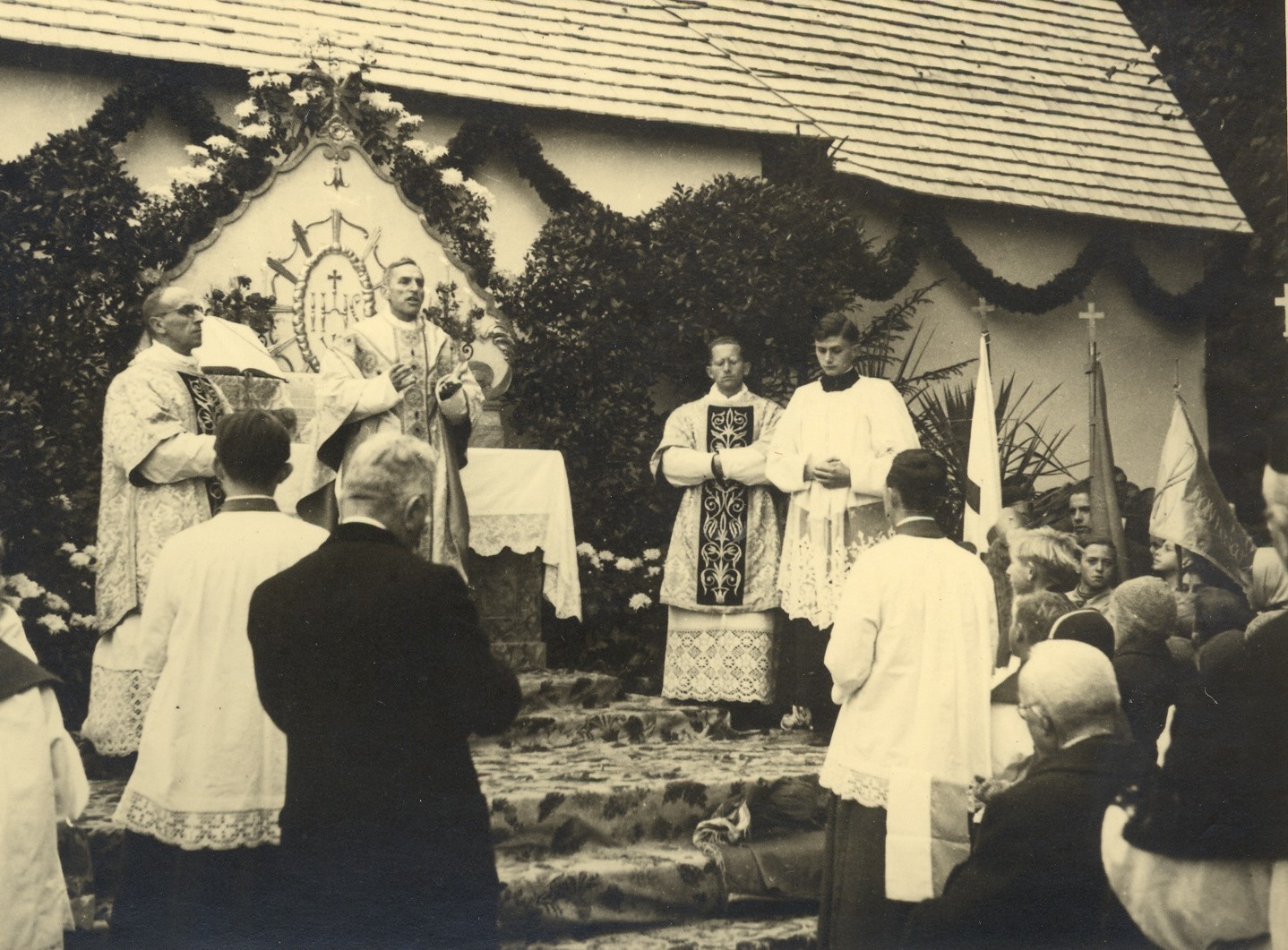 Joseph Ratzinger als Ministrant bei der Weihe der neuen Glocken für die Kapelle im Buchfelln, 1947. (© Stadtarchiv Traunstein)
