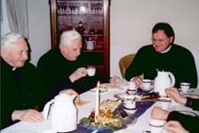 Joseph Ratzingers letzter privater Aufenthalt im Studienseminar mit seinem Bruder Georg im Januar 2005, rechts Seminardirektor Thomas Frauenlob. (© Archiv Studienseminar)