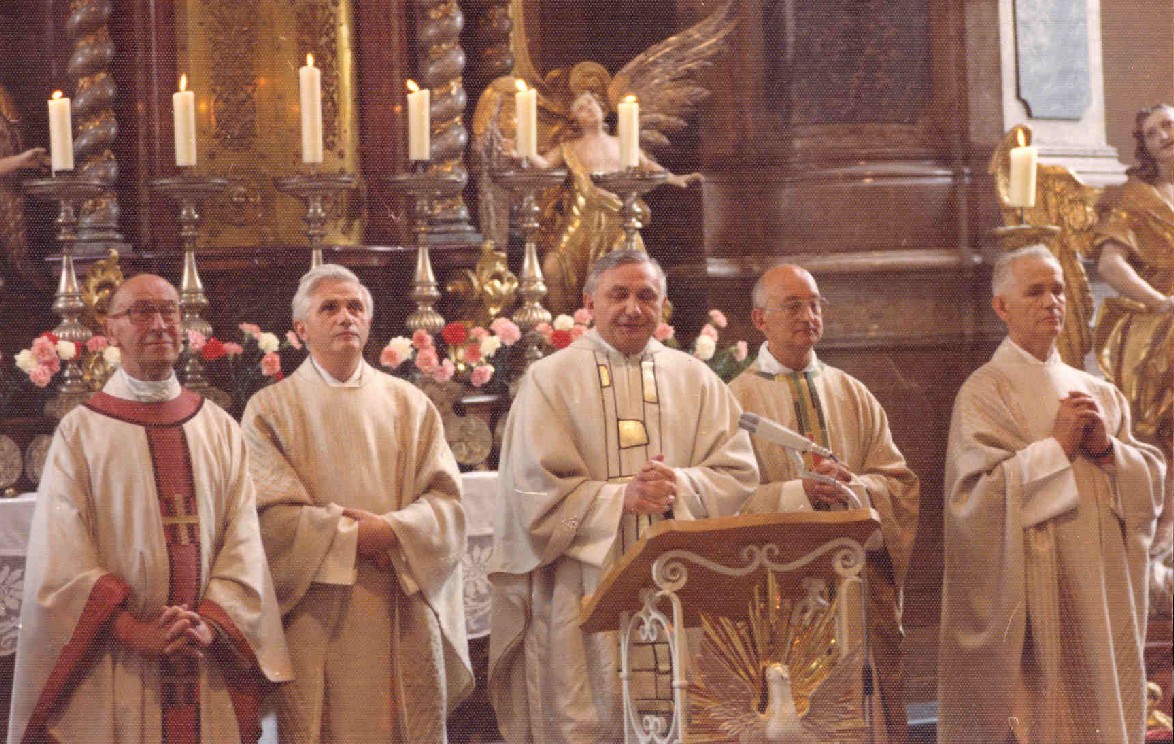 Feier des Silbernen bzw. Goldenen Priesterjubiläums in St. Oswald, 1976; von links: Geistlicher Rat Michael Müllner, Prälat Joseph Ratzinger, Monsignore Georg Ratzinger, Stadtpfarrer Rupert Berger und Geistlicher Rat Georg Els. (© Gemeindearchiv Surberg)