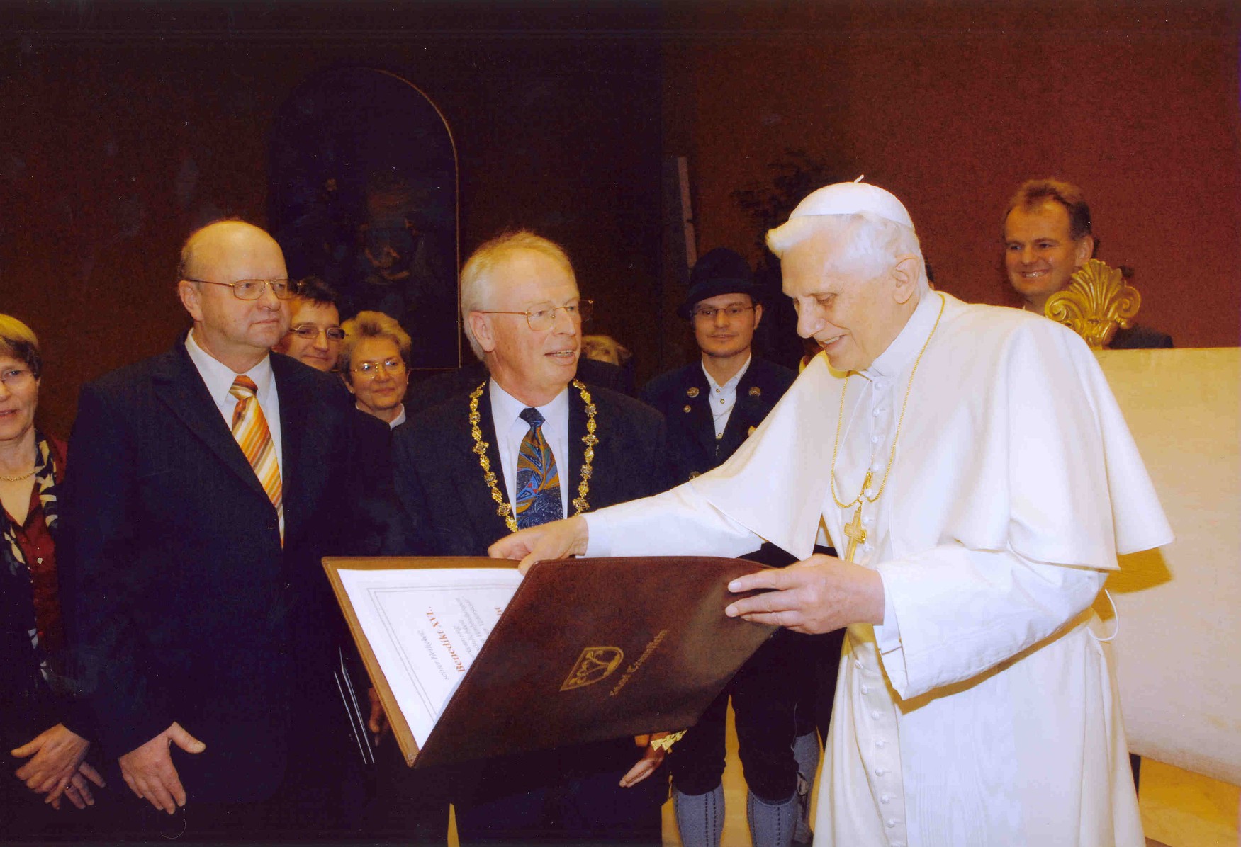 Verleihung der Ehrenbürgerurkunde an Papst Benedikt XVI. am 8. Februar 2006. (© Stadtarchiv Traunstein)