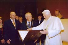Verleihung der Ehrenbürgerurkunde an Papst Benedikt XVI. am 8. Februar 2006. (© Stadtarchiv Traunstein)