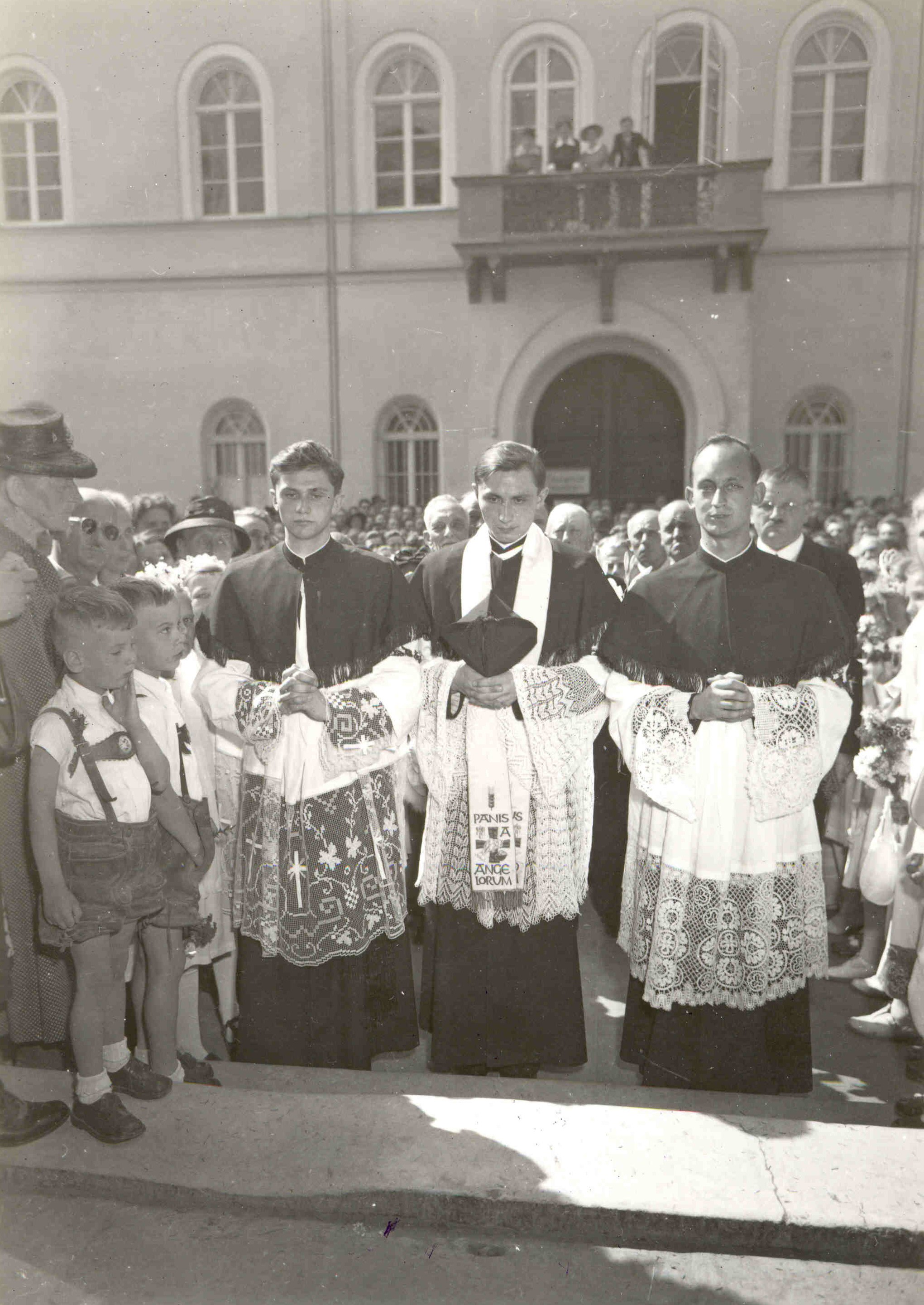 Joseph und Georg Ratzinger sowie Rupert Berger (von links) bei der Primiz in St. Oswald am 8. Juli 1951. (© Gust Tögel, München)