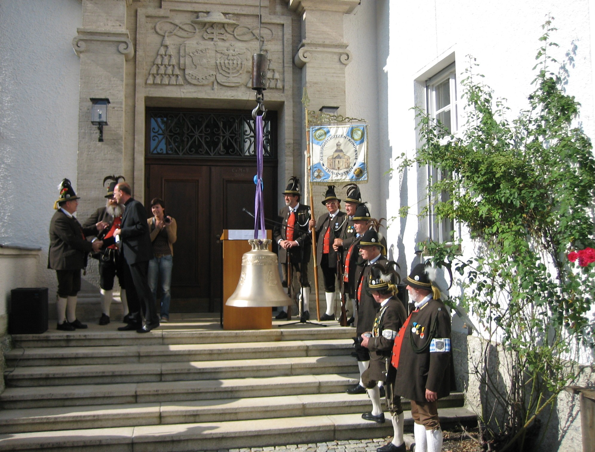 Aufzug der Benediktglocke im Studienseminar am 13. September 2006, begleitet von den Traunsteiner Gebirgsschützen. (© Stadtarchiv Traunstein)