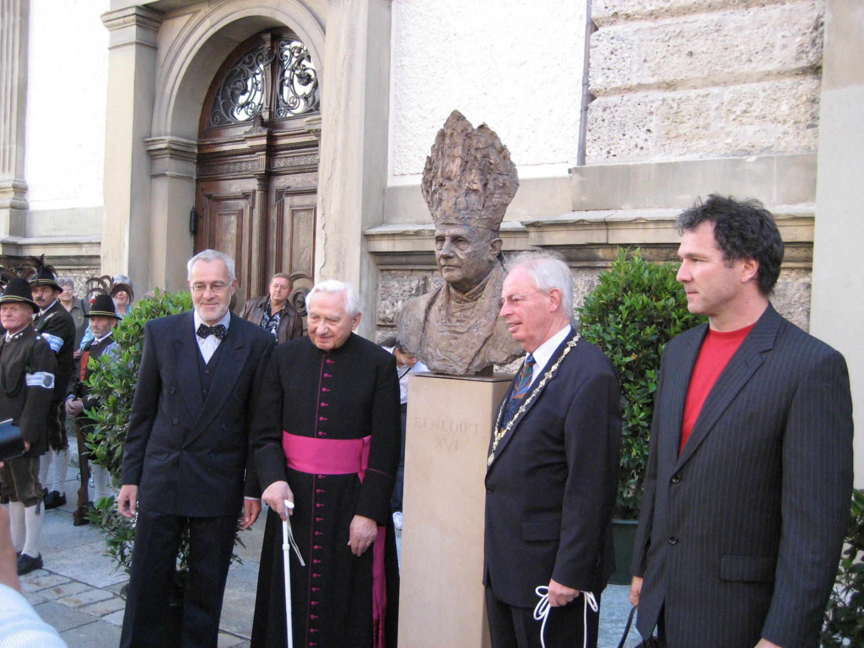 Enthüllung der Papstbüste am 8. Juli 2007; von links: Stadtpfarrer Georg Heindl, Georg Ratzinger, Oberbürgermeister Fritz Stahl und der ausführende Künstler Johann Brunner, Surberg. (© Stadt Traunstein)