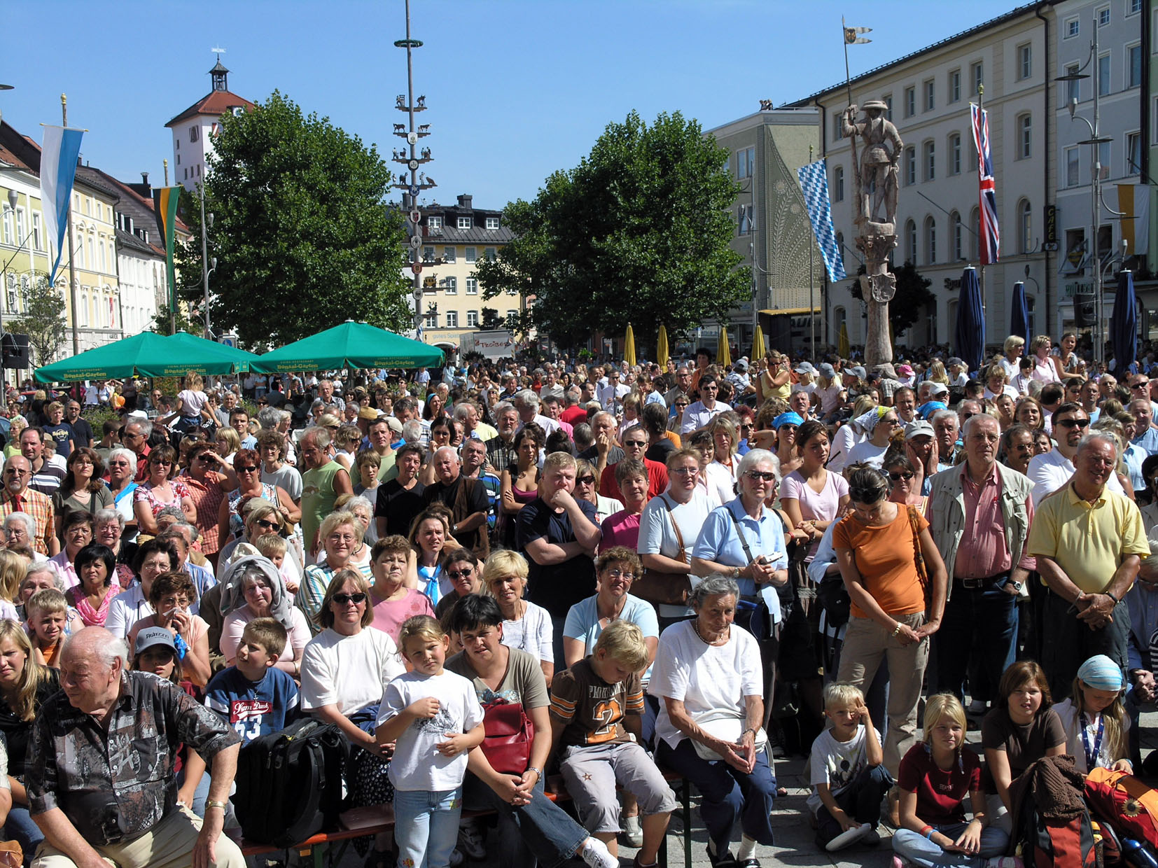 Der dicht bevölkerte Stadtplatz beim Flug des Papstes über Traunstein am 14. September 2006 nach seinem Besuch Bayern. (© Klaus Oberkandler)