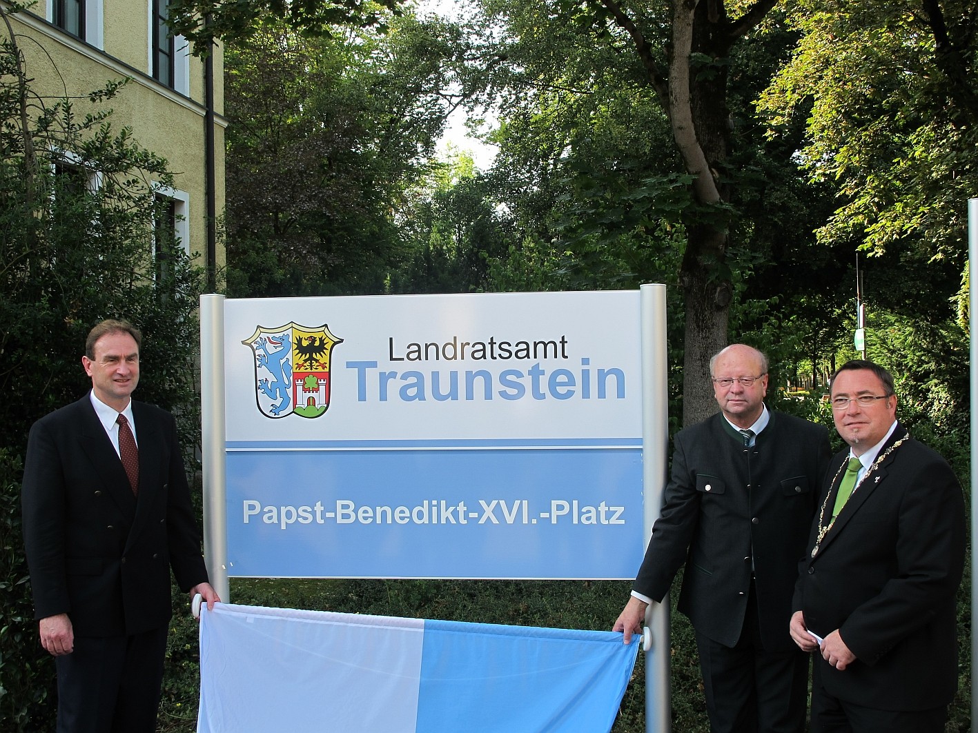 Widmung des Papst-Benedikt-XVI.-Platzes vor dem Landratsamt am 8. Juli 2011; Stadtpfarrer Georg Lindl, Oberbürgermeister Manfred Kösterke und Landrat Hermann Steinmaßl. (© Landratsamt Traunstein)