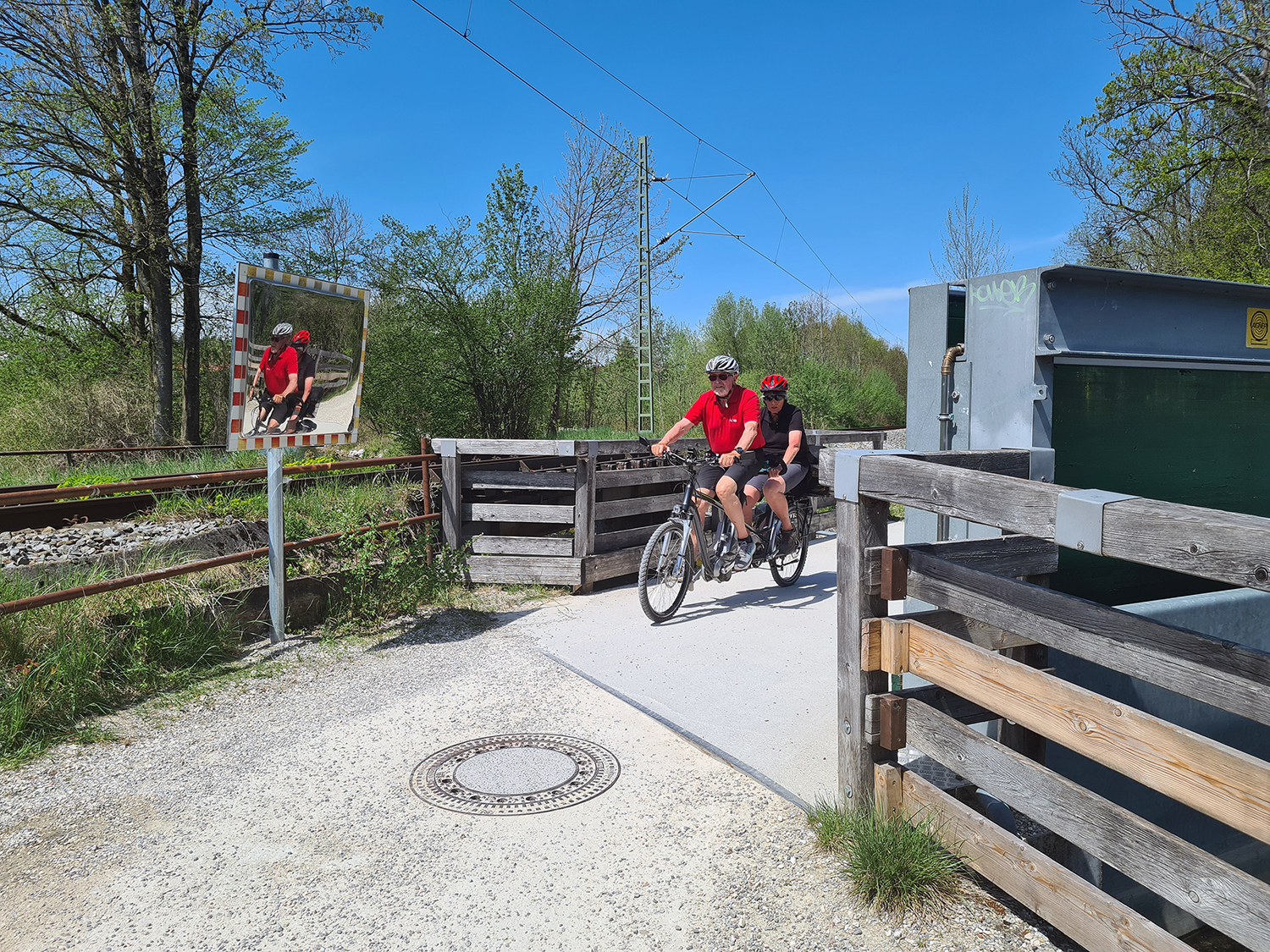 Auf dem Radweg entlang der Traun Richtung Siegsdorf auf Höhe des Seiboldsdorfer Wehres wurde ein Spiegel angebracht, um die Sichtverhältnisse auf dieser von Fahrradfahrern gern genutzten Strecke zu verbessern. (Bild © Carola Westermeier / Große Kreisstadt Traunstein)