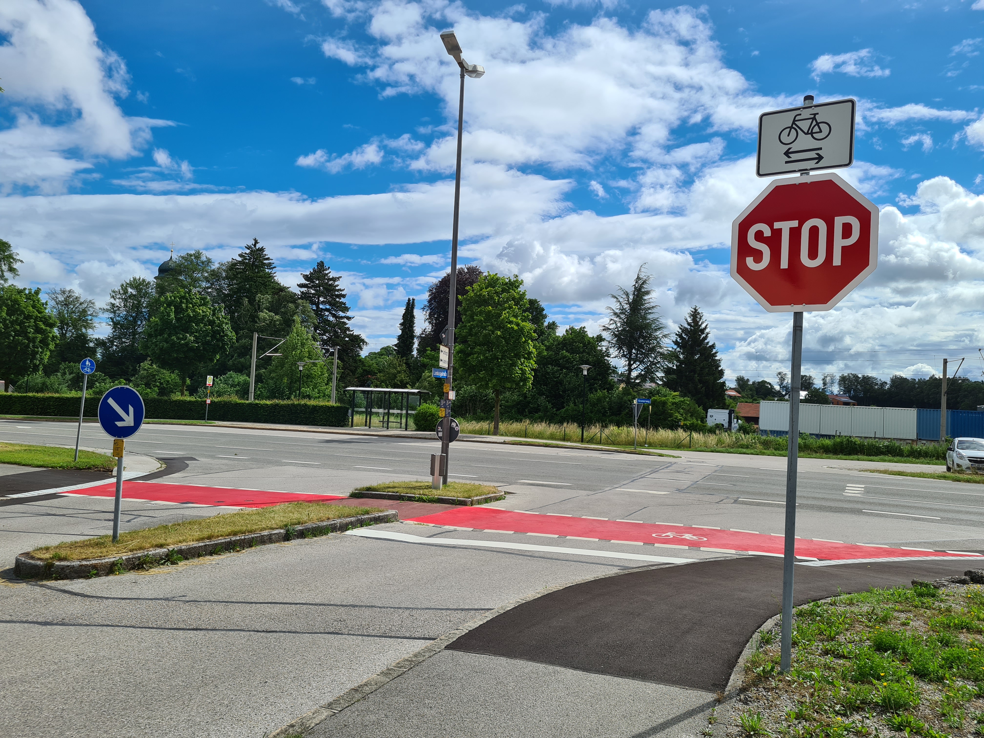 Auf dem Geh- und Radweg von Haslach kommend in Richtung Axdorf auf Höhe der Einmündung in die Lambergstraße wurden die Unebenheiten beseitigt. Außerdem erhöhen ein Stoppschild mit Zusatzschild Radfahrer kreuzen und die aufgefrischte Rotmarkierung die Sicherheit für alle Verkehrsteilnehmer. (Bild © Carola Westermeier / Große Kreisstadt Traunstein)