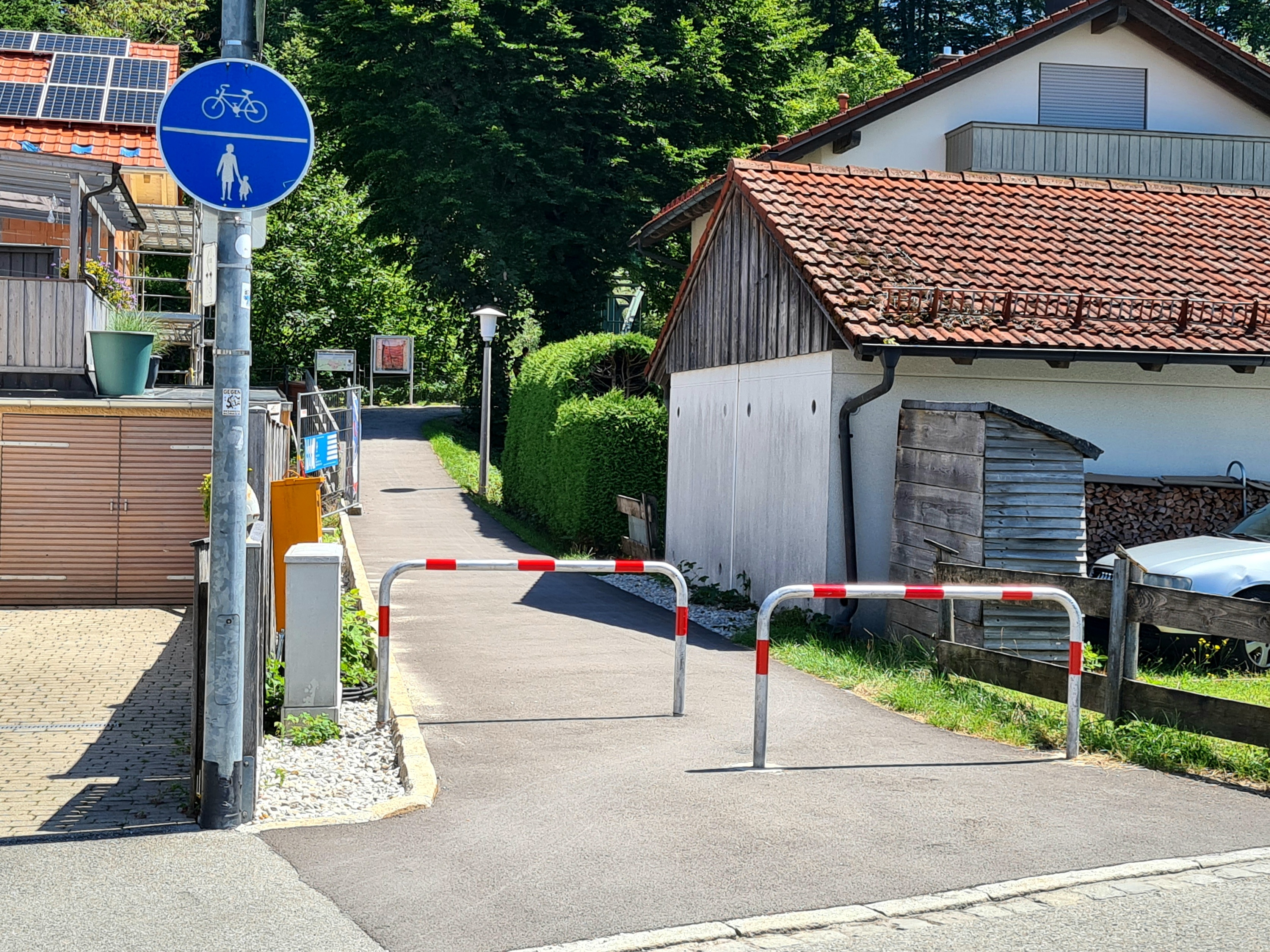 Die Umlaufschranke, umgangssprachlich Drängelgitter genannt, die sich auf dem Geh- und Radweg abgehend von der Traunerstraße zum Sparzer Steg hin befindet, wurde versetzt. So kann die Stelle nun beispielsweise auch mit dem Lastenfahrrad oder dem Fahrradanhänger problemlos passiert werden. (Bild © Carola Westermeier / Große Kreisstadt Traunstein)