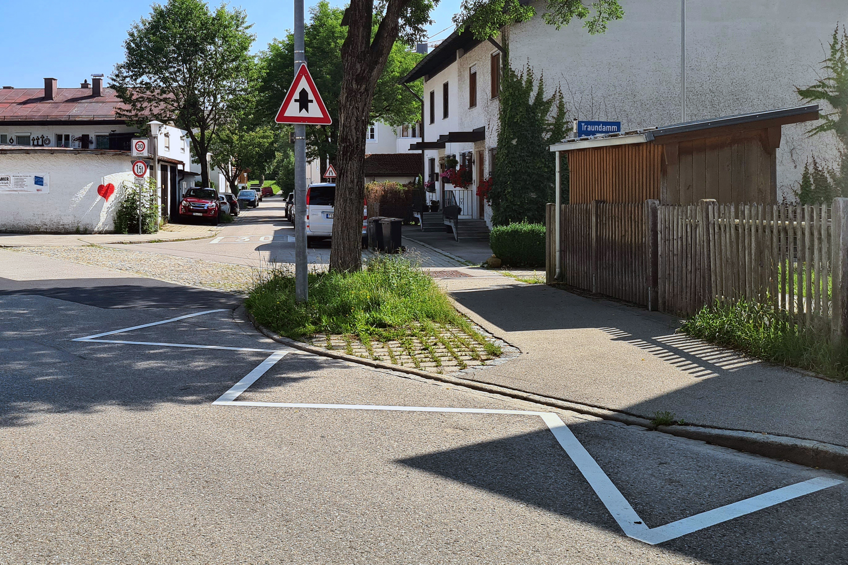 Parken wo eigentlich Fußgänger und Radfahrer die Straße queren: Damit dies nicht mehr so häufig passiert, gibt es in der Traunerstraße nun neue Bodenmarkierungen. Die Zickzack-Markierung, wie sie im Volksmund bezeichnet wird, gibt es jetzt an zwei Querungsbereichen: auf Höhe der Einmündung in den Traundamm (Bild) und auf Höhe des Seehuberwegs. Außerdem gilt in der gesamten Traunerstraße nun Tempo 30. (Bild © Carola Westermeier / Große Kreisstadt Traunstein)