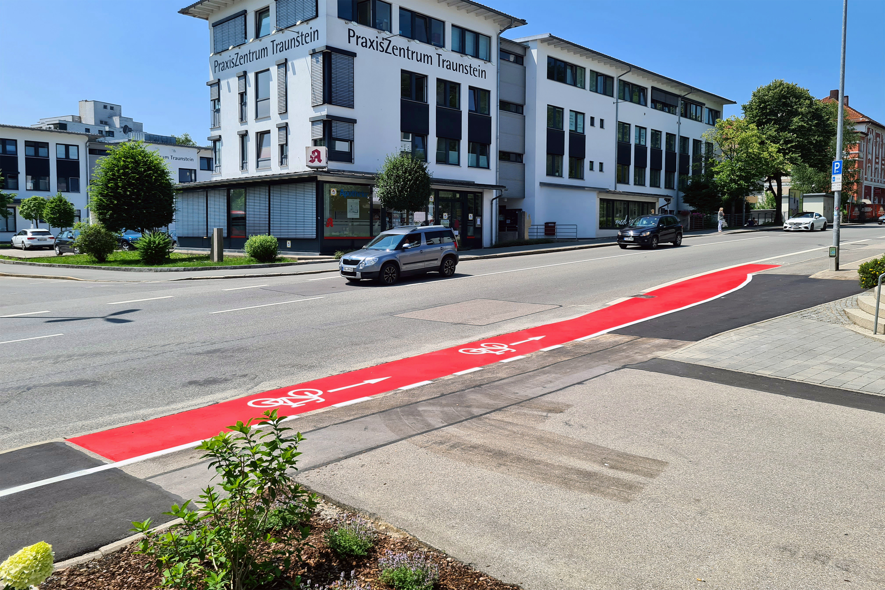 Wer mit dem Fahrrad stadtauswärts auf der Wasserburger Straße unterwegs ist, wechselt nun dank Bordsteinabsenkung und Rotmarkierung sicherer und komfortabler auf den Radweg auf der Straße. (Bild © Carola Westermeier / Große Kreisstadt Traunstein)