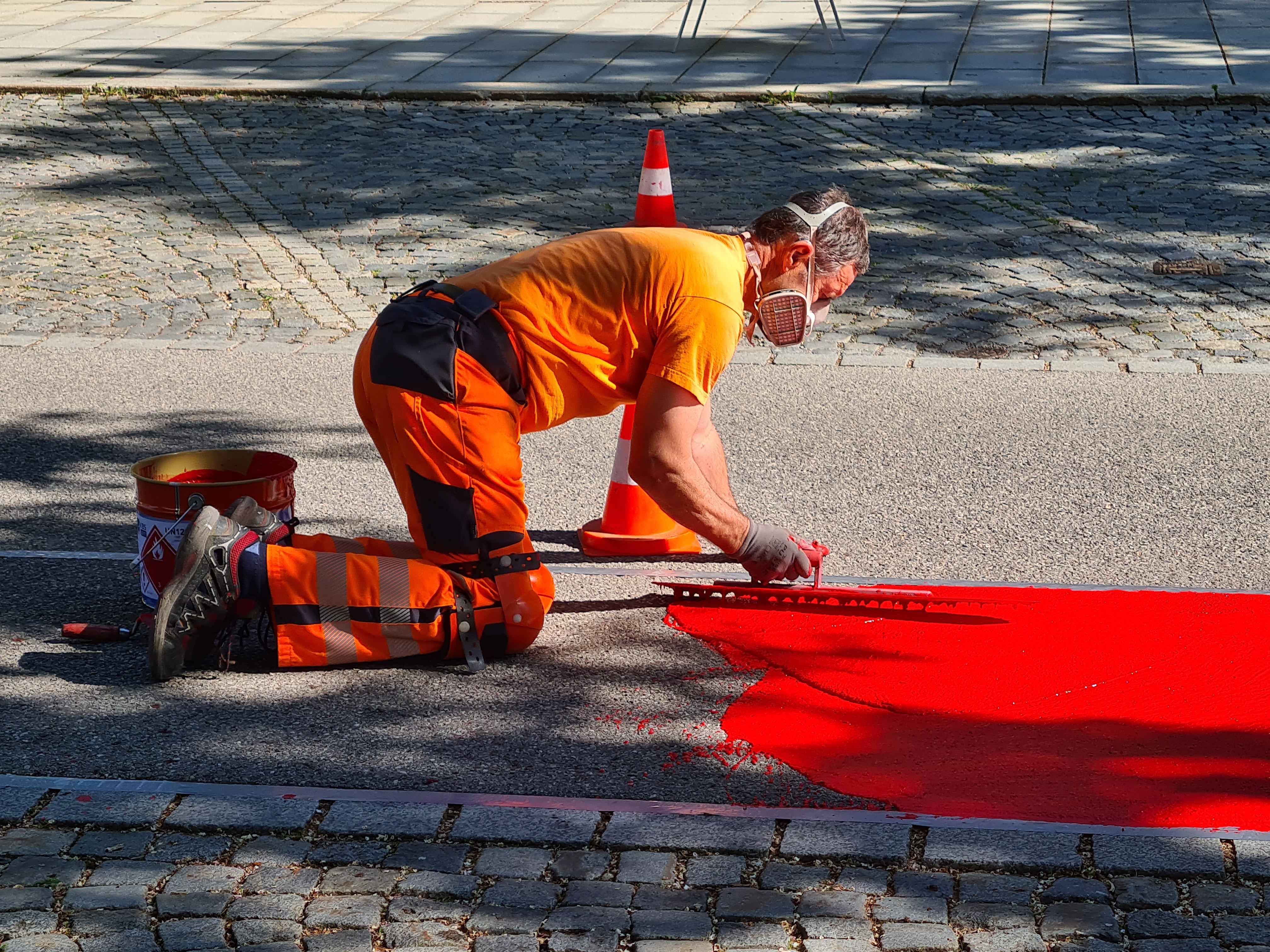 Fahrradstreifen Markierungsarbeiten.jpg