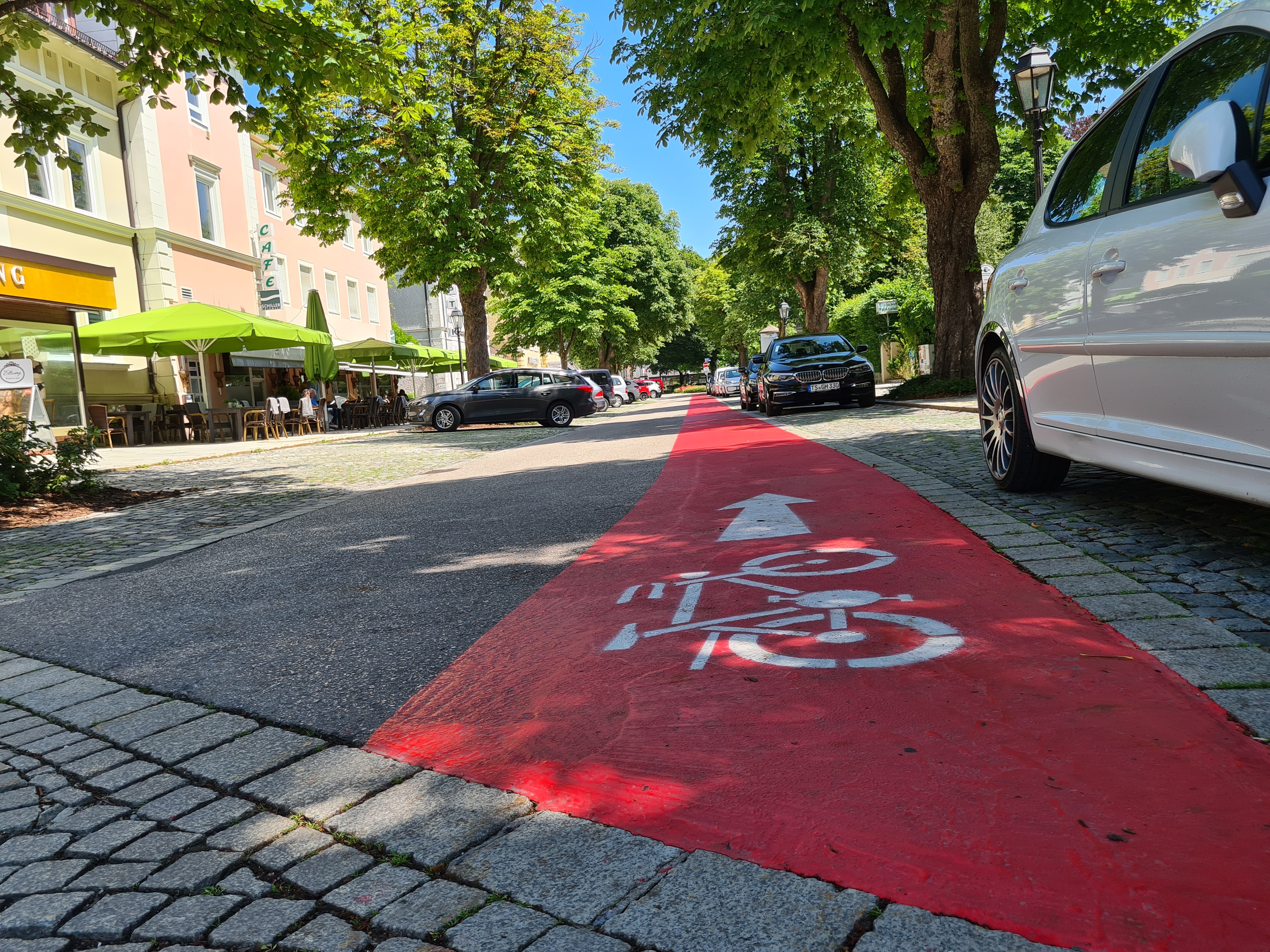 Im Abschnitt zwischen der Unterführung Herzog-Friedrich-Straße und der Abzweigung in die Gapstraße wurde eine Spur mit einer Breite von 1,25 Metern rot markiert. Damit erhalten Fahrradfahrer vom Bahnhof herkommend einen eigenen, für die anderen Verkehrsteilnehmer gut sichtbaren Bereich auf ihrem Weg entgegen der Einbahnstraße hinein in die Innenstadt. (Bild © Carola Westermeier / Große Kreisstadt Traunstein)