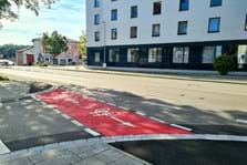 In der Rosenheimer Straße auf Höhe der Katharinenstraße wurden die Bordsteine abgesenkt. Die Rotmarkierung wurde aufgefrischt und Fahrradpiktogramme mit Fahrtrichtungspfeilen aufgebracht. (Bild © Carola Westermeier / Große Kreisstadt Traunstein)