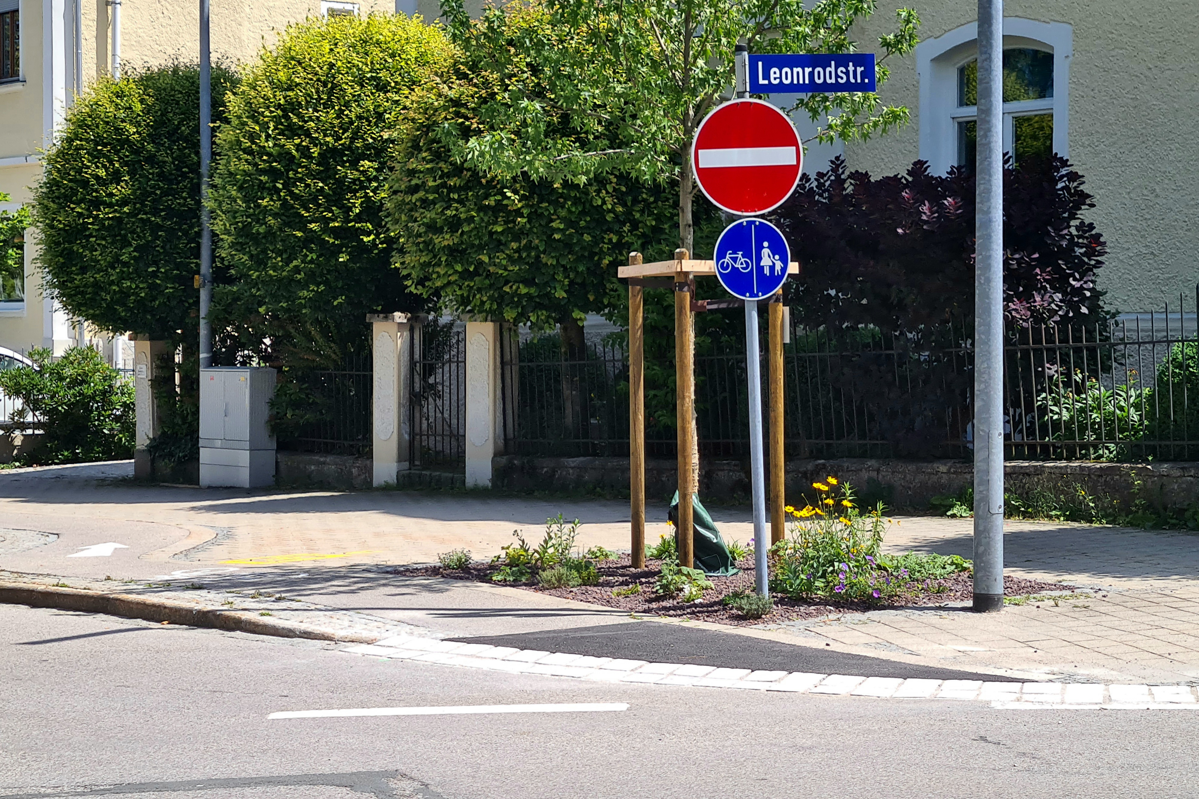 In der Haslacher Straße auf Höhe der Einmündung in die Leonrodstraße wurde der Bordstein auf dem Radweg, der von der Wartberghöhe kommend Richtung Innenstadt führt, abgesenkt. (Bild © Carola Westermeier / Große Kreisstadt Traunstein)