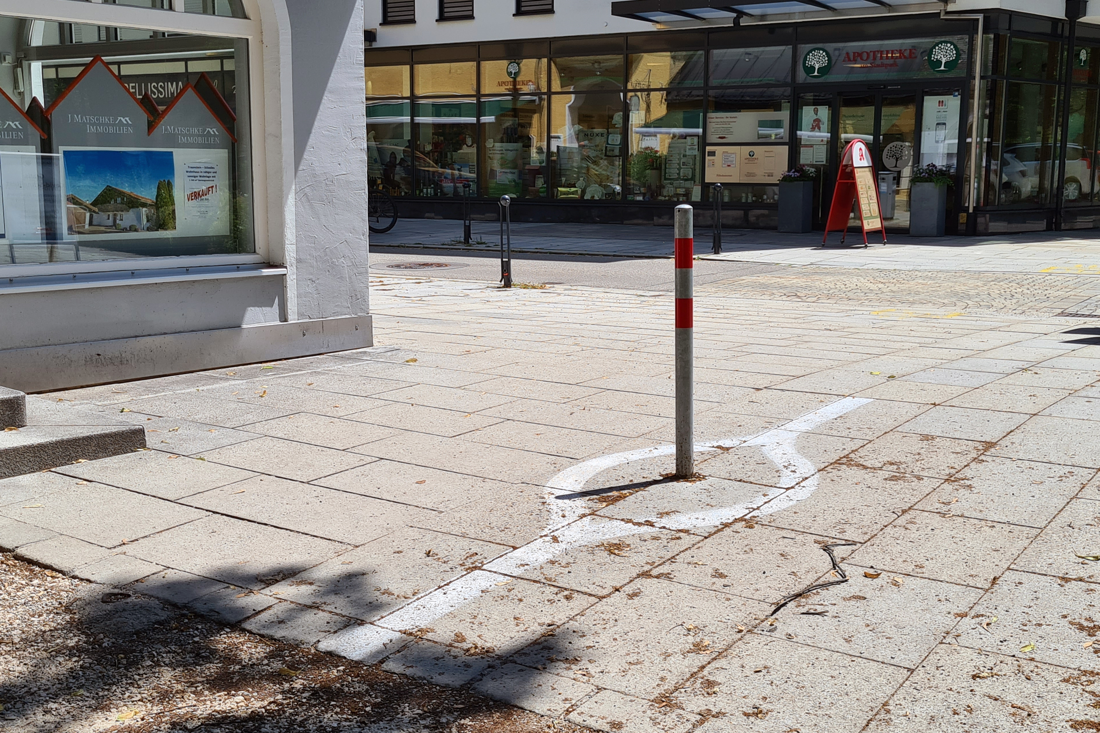 Auf dem Haywards-Heath-Weg im Stadtpark auf der Seite zur Bahnhofstraße hin wurde einer der beiden Pfosten entfernt und damit eine Gefahrenstelle für Radfahrer entschärft. Zusätzlich weist eine Markierung am Boden auf den Pfosten hin. Der Pfosten soll eine Einfahrt von Pkw in den Haywards-Heath-Weg verhindern, weshalb eine komplette Entfernung nicht möglich ist. (Bild © Carola Westermeier / Große Kreisstadt Traunstein)