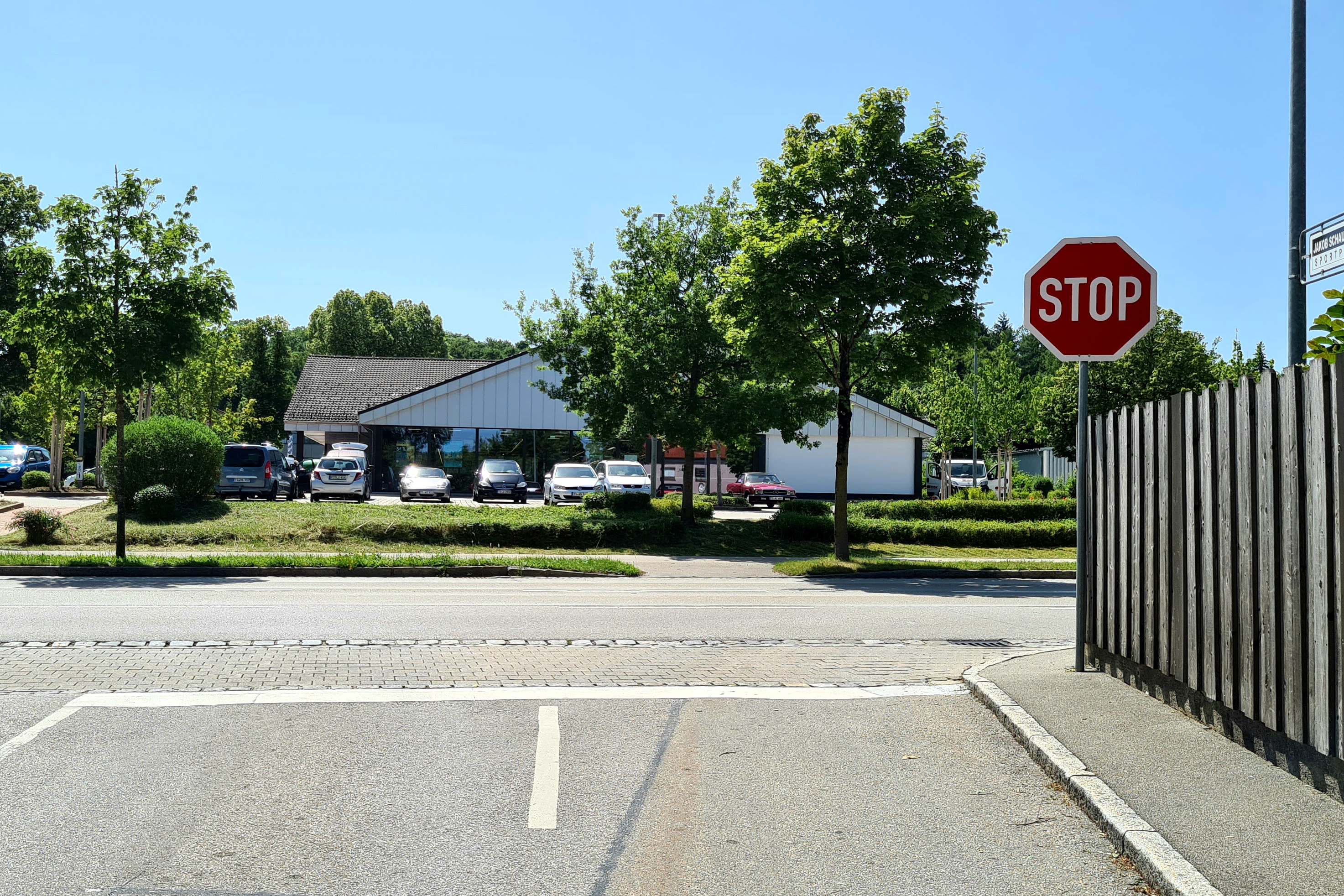 Am Ende des Empfinger Hohlweges bei der Einmündung in die Wasserburger Straße wurde ein Stoppschild aufgestellt. Es ersetzt die bisherige Vorfahrt-achten-Beschilderung und erhöht die Sicherheit für die querenden Fußgänger und Radfahrer. (Bild © Carola Westermeier / Große Kreisstadt Traunstein)