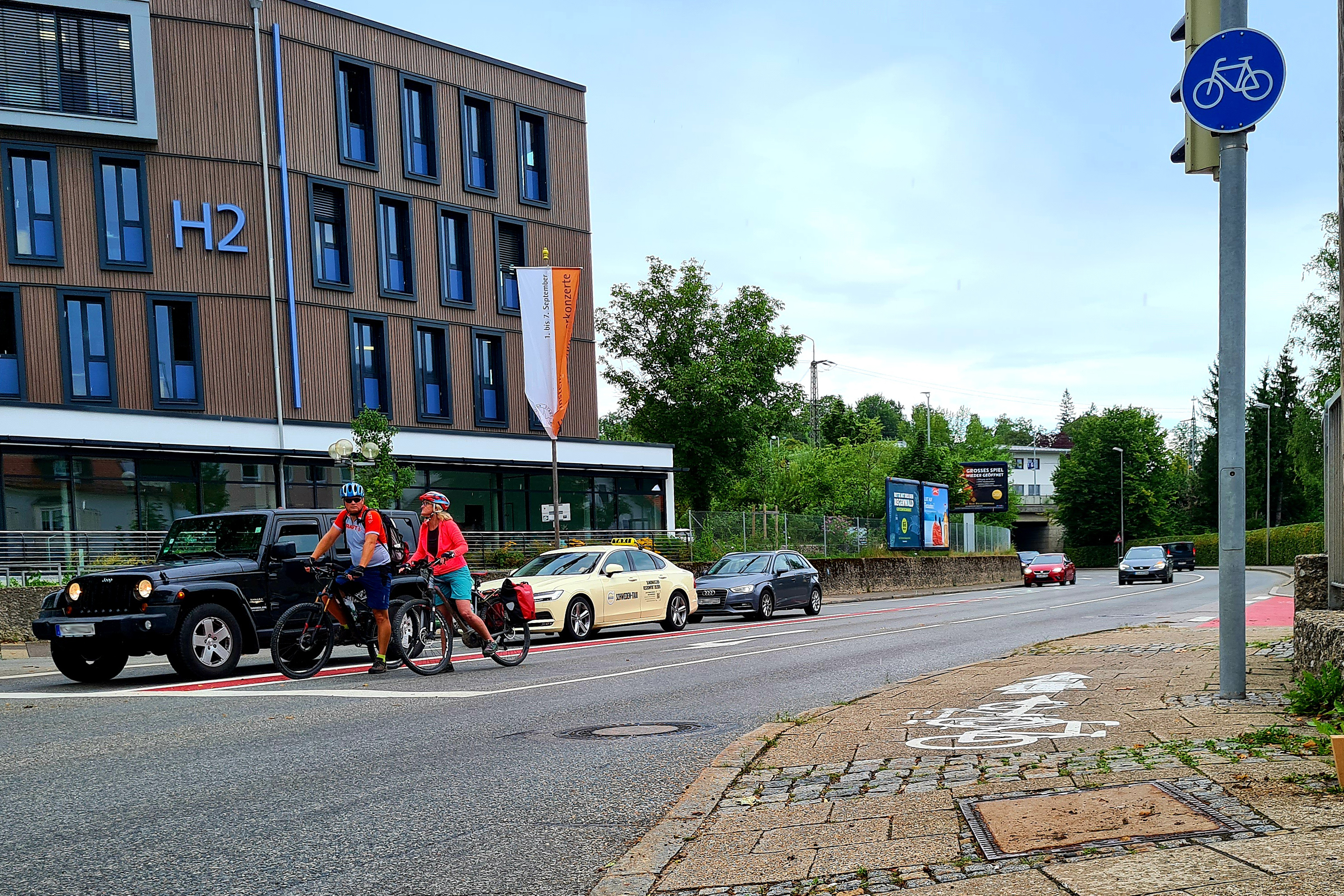 Auf Höhe der Einmündung der Ludwigstraße in die Wasserburger Straße wurde die Absperrkette entlang des Bürgersteigs entfernt, damit dieser für Fahrradfahrer nutzbar wird. Der Abschnitt ist den Radfahrenden vorbehalten, weshalb auch ein Verbotsschild für Fußgänger angebracht wurde. Zusätzlich wurde das Verkehrszeichen Radweg angebracht. (Bild © Carola Westermeier / Große Kreisstadt Traunstein)