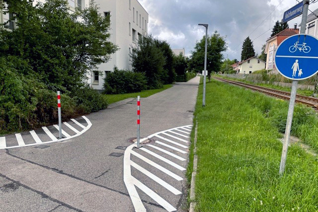 Markierungen am Boden weisen nun auf die beiden Pfosten auf dem Holzhamerweg im Bereich der Einmündung in die Rosenheimer Straße hin. 
Die Pfosten sollen verhindern, dass Pkw und andere Fahrzeuge, die von der (Äußeren) Rosenheimer Straße kommen, in den Geh- und Radweg einfahren. (Bild © Große Kreisstadt Traunstein)