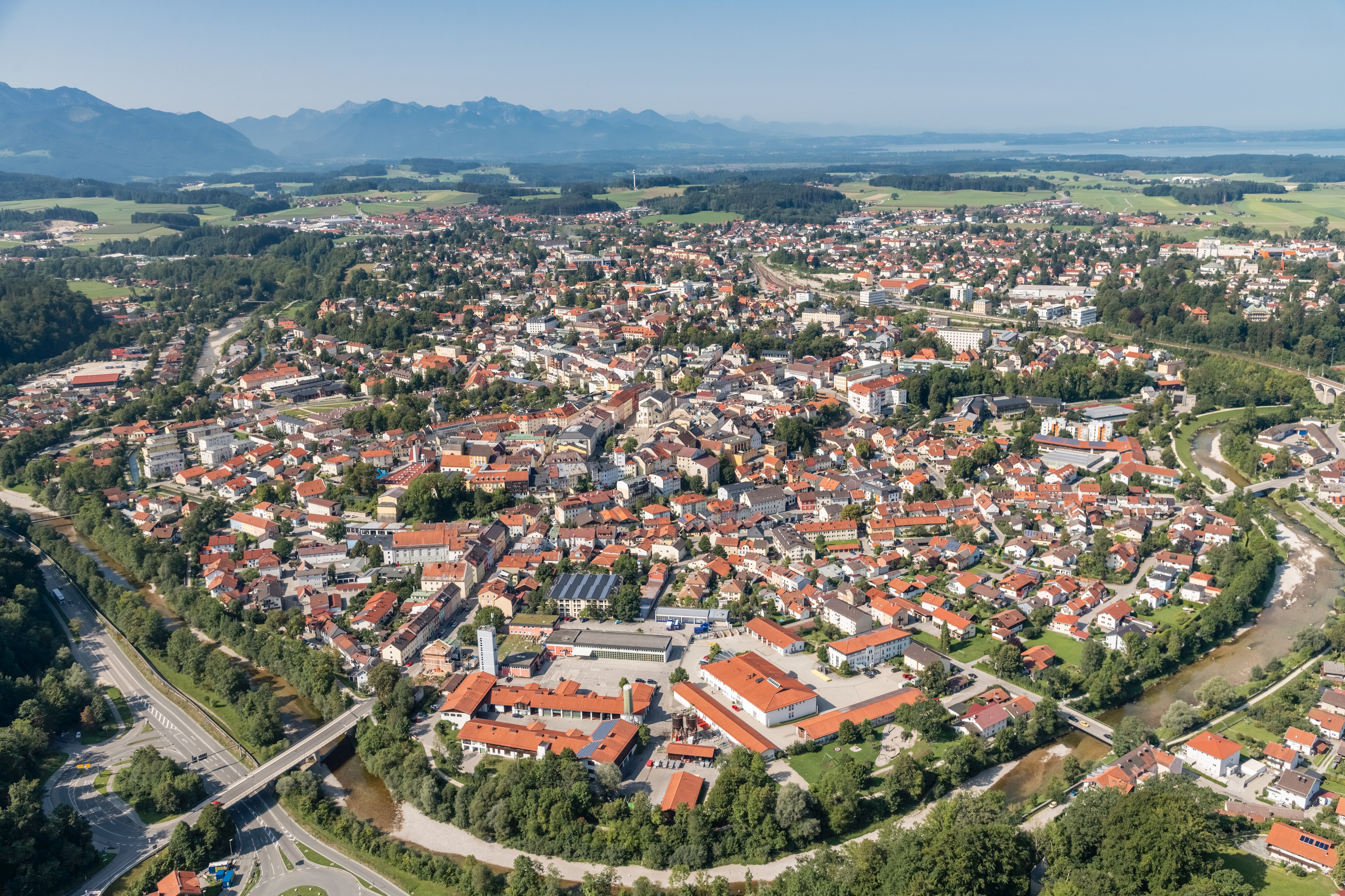 Blick über Traunstein in Richtung Berge und Chiemsee (Luftbild von Tanja Ghirardini, Chieming, 2019) Leider haben wir keinen Alternativtext zu diesem Bild, aber wir arbeiten daran.