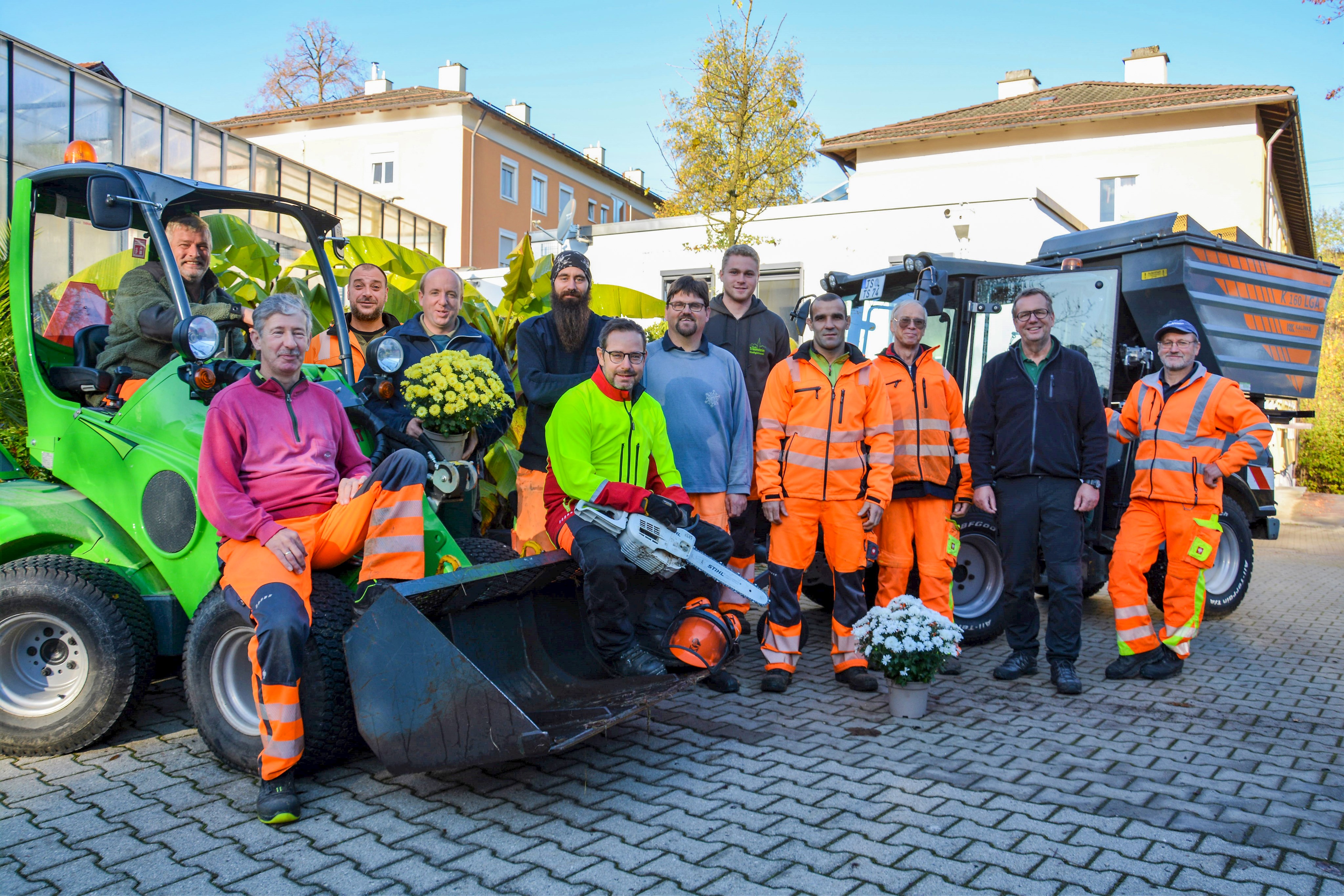 Gärnterei Gruppenfoto mit allen.jpg