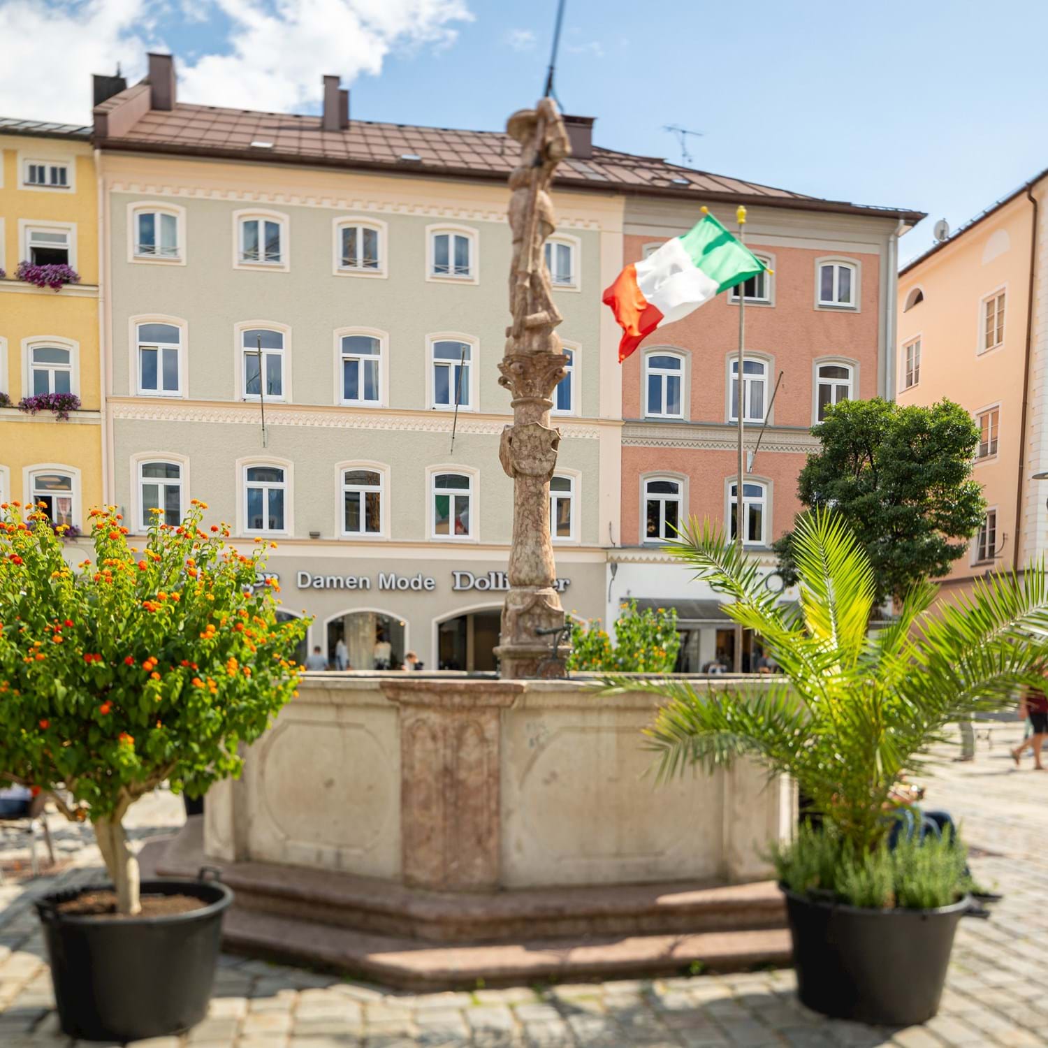 Stadtplatz mediterran dekoriert