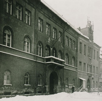 Das ehemalige Landgericht 1947 mit dem heute nicht mehr erhaltenen leicht vorkragenden Balkon